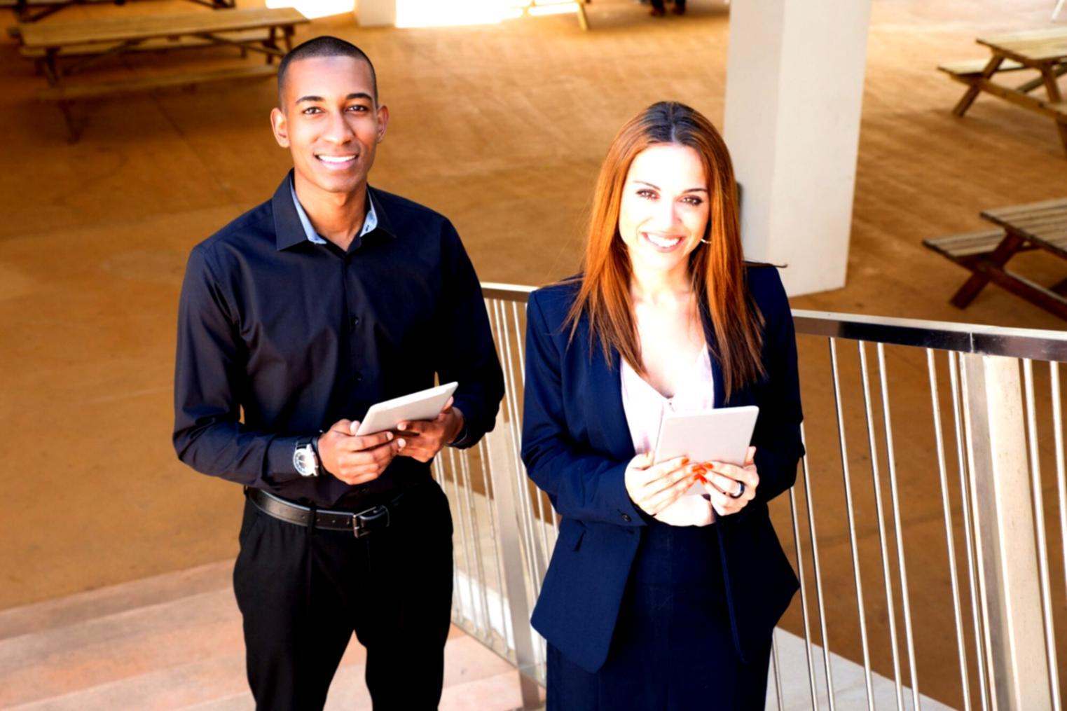 Workspace personnel organisé avec documents financiers et planification d'études à distance